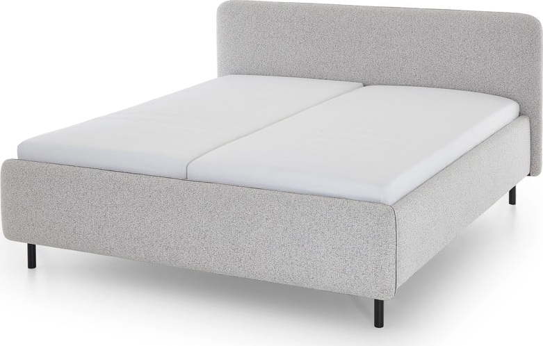 Světle šedá čalouněná dvoulůžková postel s úložným prostorem s roštem 180x200 cm Primo – Meise Möbel