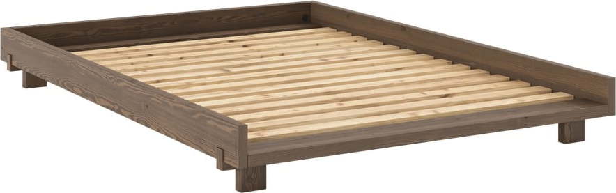 Hnědá dvoulůžková postel z borovicového dřeva s roštem 140x200 cm Social – Karup Design